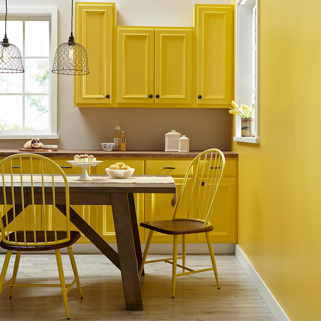 تعد الخزانات الصفراء وإكسسوارت المطبخ الصفراء خياراً مثالياً
