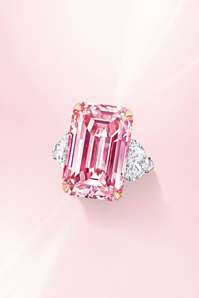 خاتم Graff Emerald Cut Pink Diamond Ring