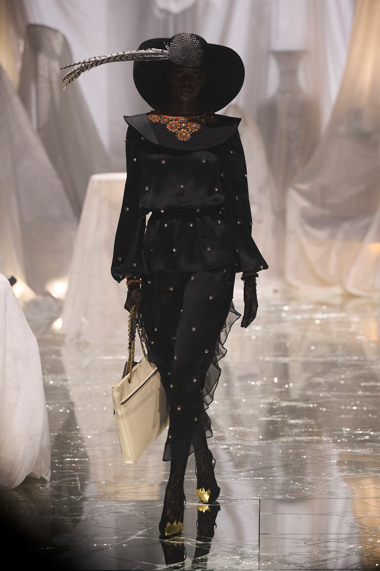 من عرض Valentino