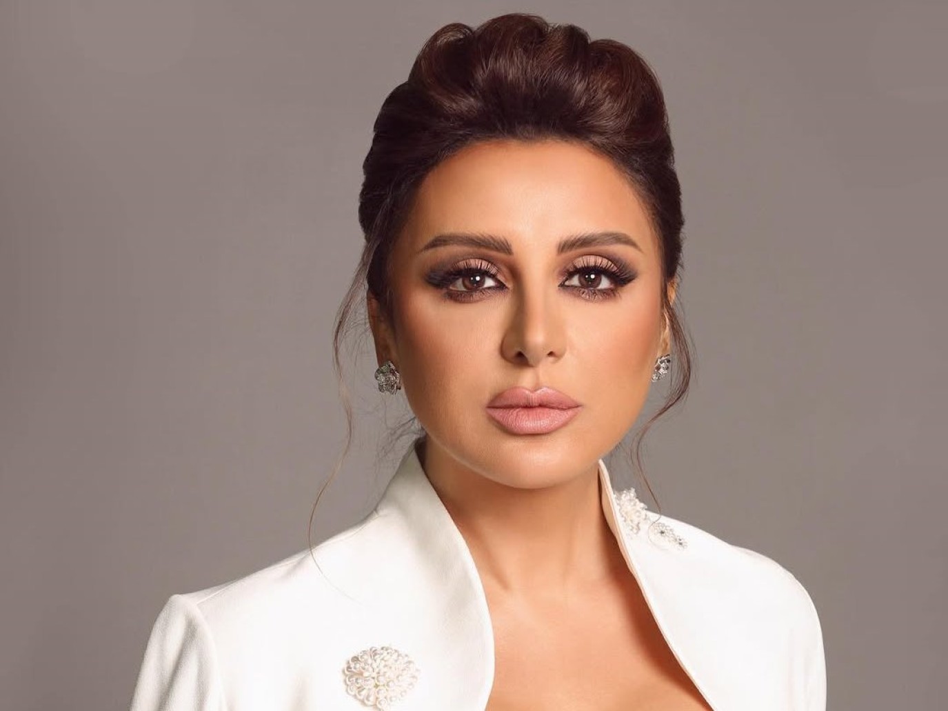 تسريحات مرفوعه تناسب الوجه الدائري