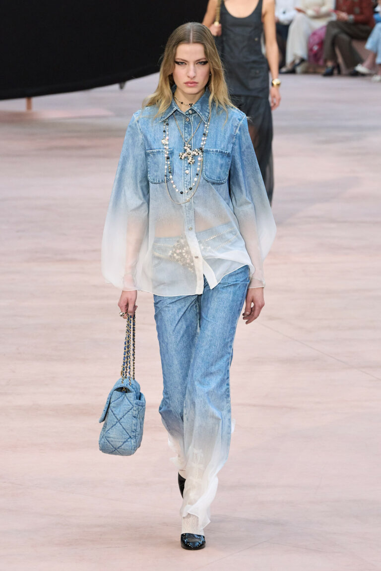 من عرض Chanel