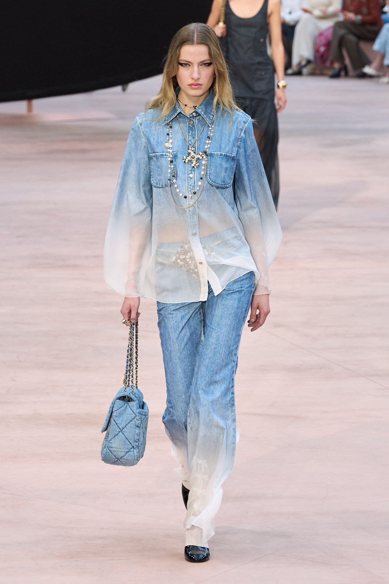 من عرض Chanel