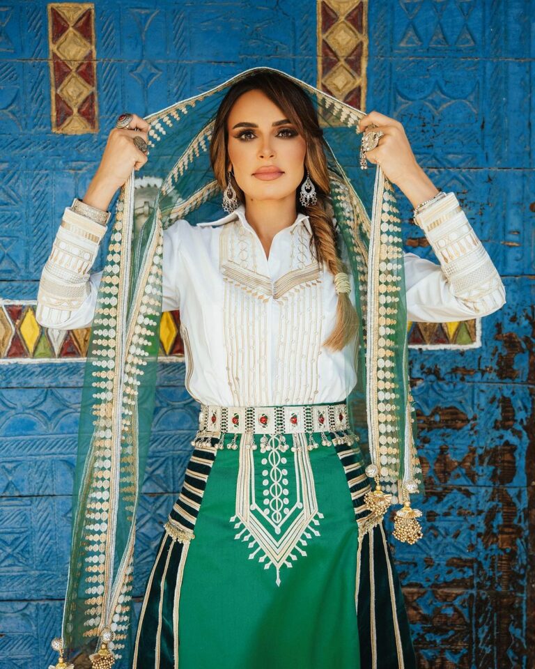 هلا الحارثي بفستان مميز يجمع بين ألوان العلم السعودي