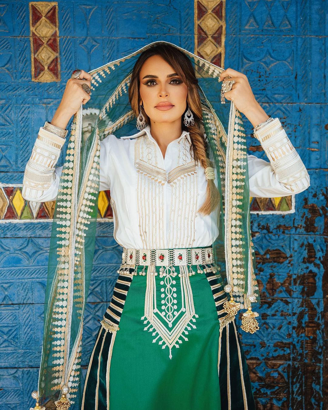 هلا الحارثي بفستان مميز يجمع بين ألوان العلم السعودي