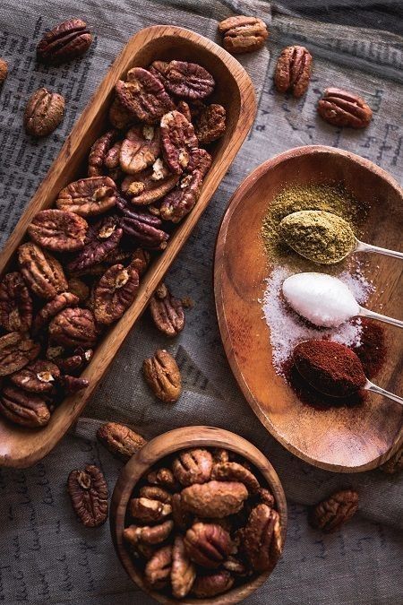 المكسرات المغلّفة بالعسل أو الأعشاب من الأطعمة الفاخرة الخفيفة 