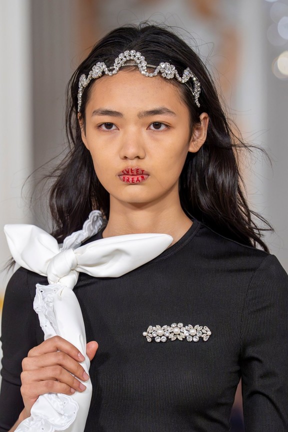 من عرض Simone Rocha