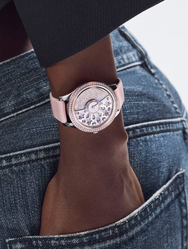 ساعة من Dior