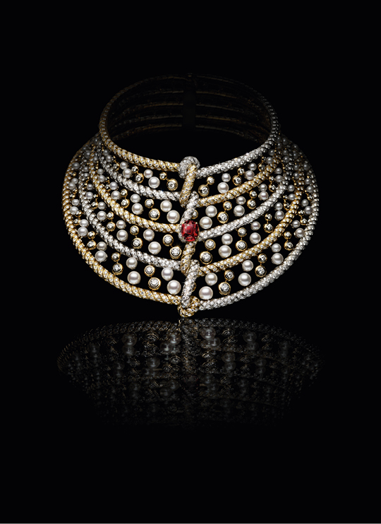 عقد من Louis Vuitton