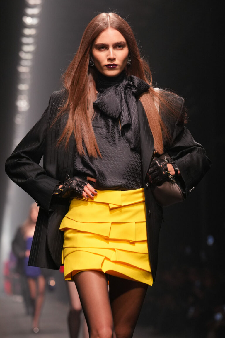 من عرض VERSACE