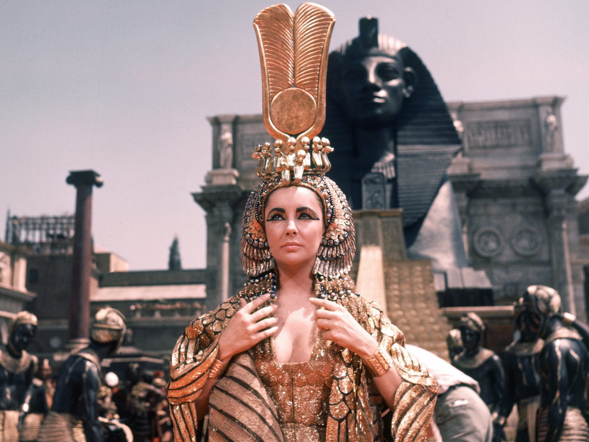 أزياء إليزابيث تايلور في فيلم Cleopatra