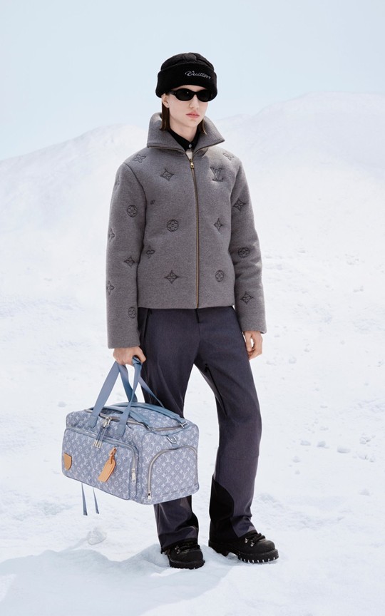 جاكيت من Louis Vuitton