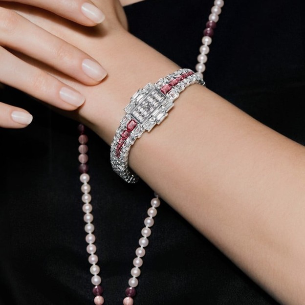 ساعة وعقد من Vacheron Constantin
