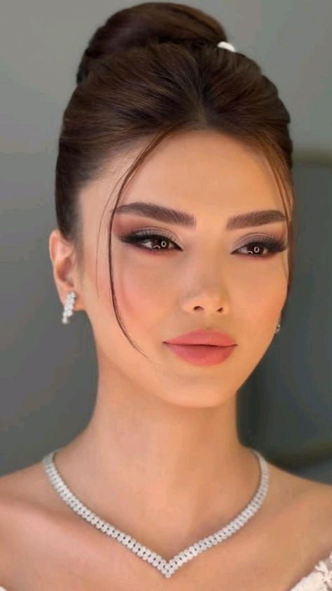 مكياج خفيف وشفاه وردية لإطلالة طبيعية