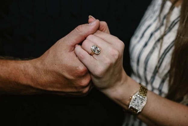 تايلور سويفت اختارت ساعة Cartier Santos Demoiselle الذهبية والماس لتكمل خاتم خطوبتها