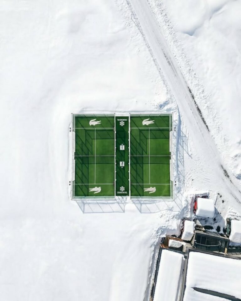 جاء تصميم الملاعب متناغماً مع البيئة الألبية
