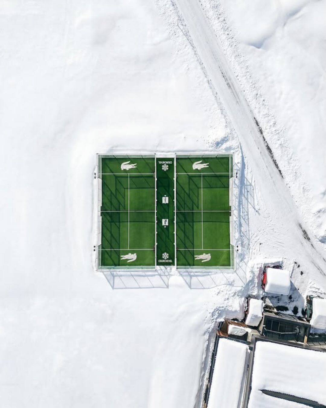 جاء تصميم الملاعب متناغماً مع البيئة الألبية