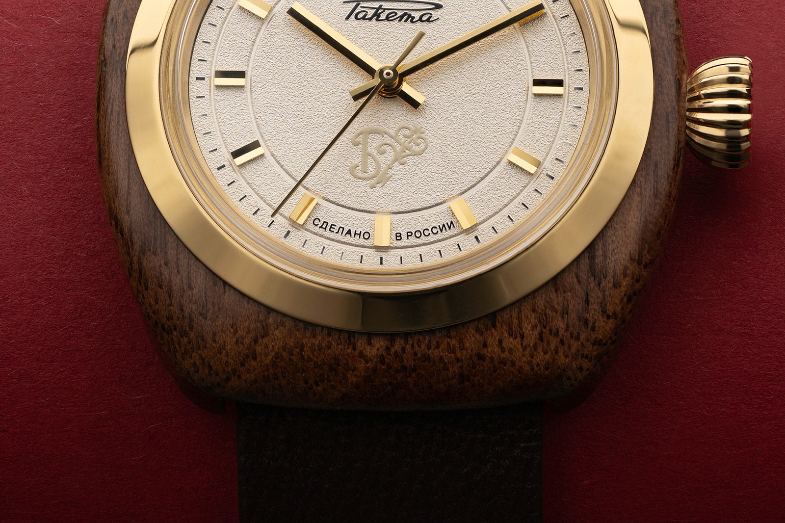 تفاصيل تصميم ساعة Raketa الخشبية