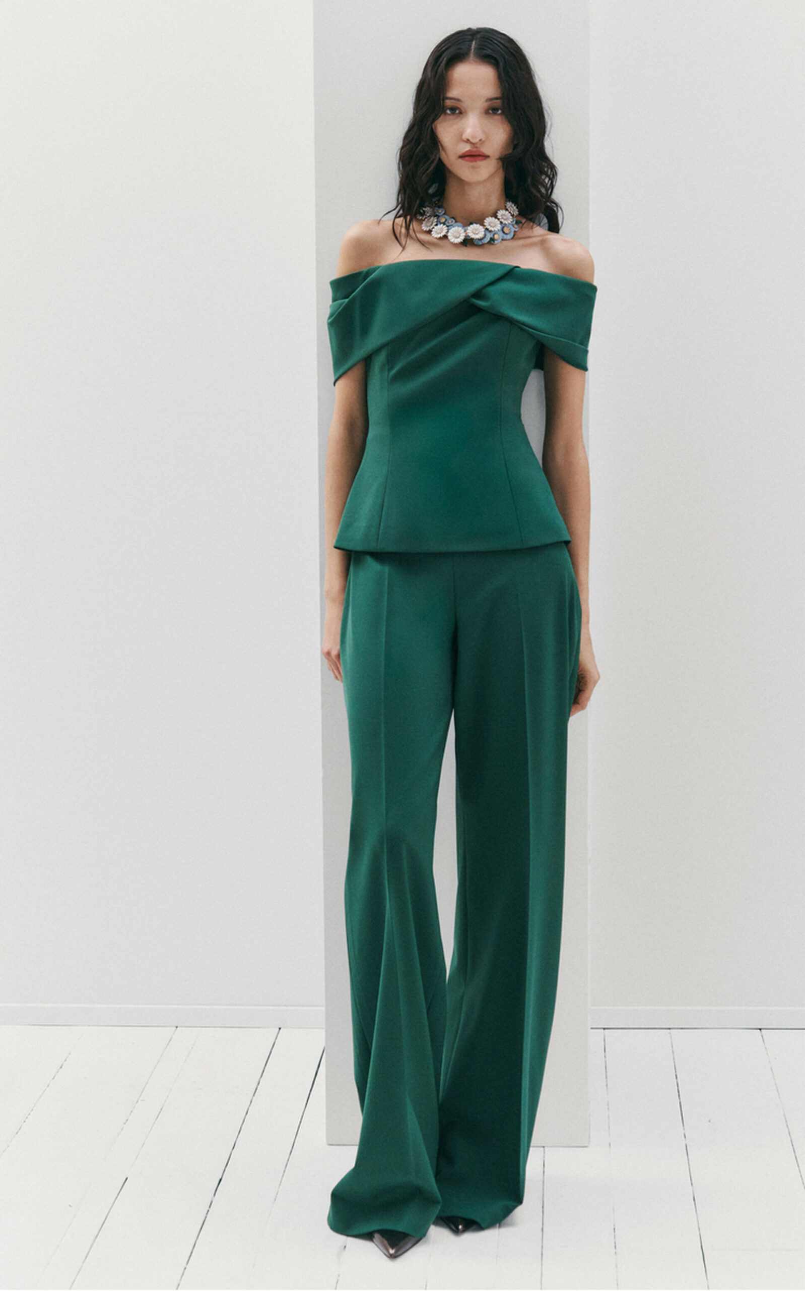 إطلالة رسمية من مجموعة Carolina Herrera ما قبل خريف 2026