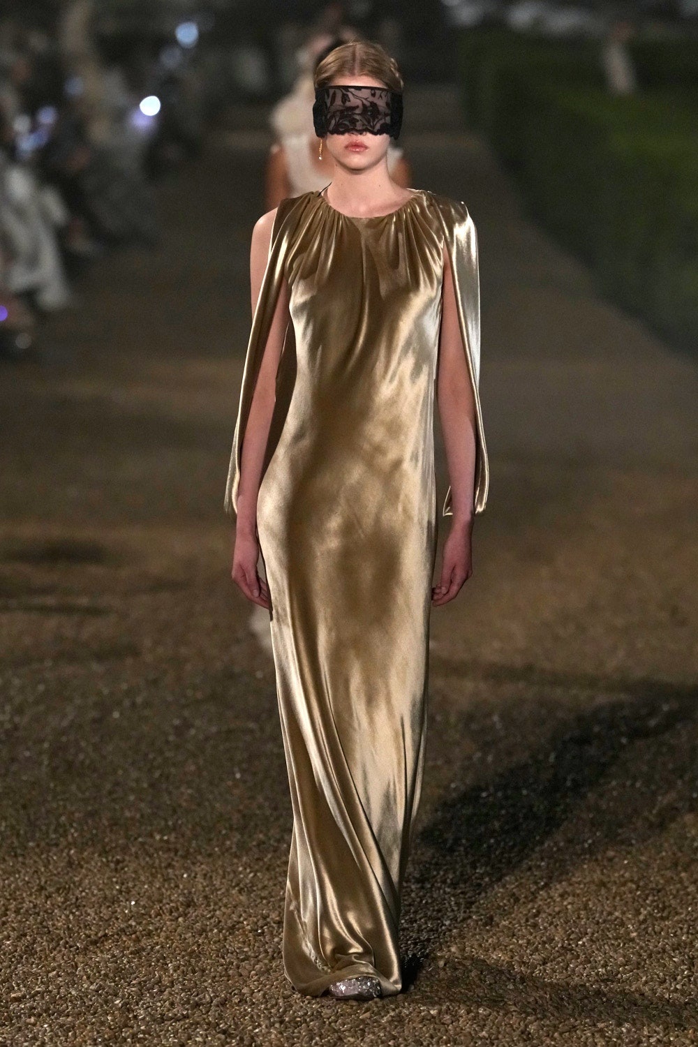 فستان مخملي لامع من مجموعة Dior كروز 2026