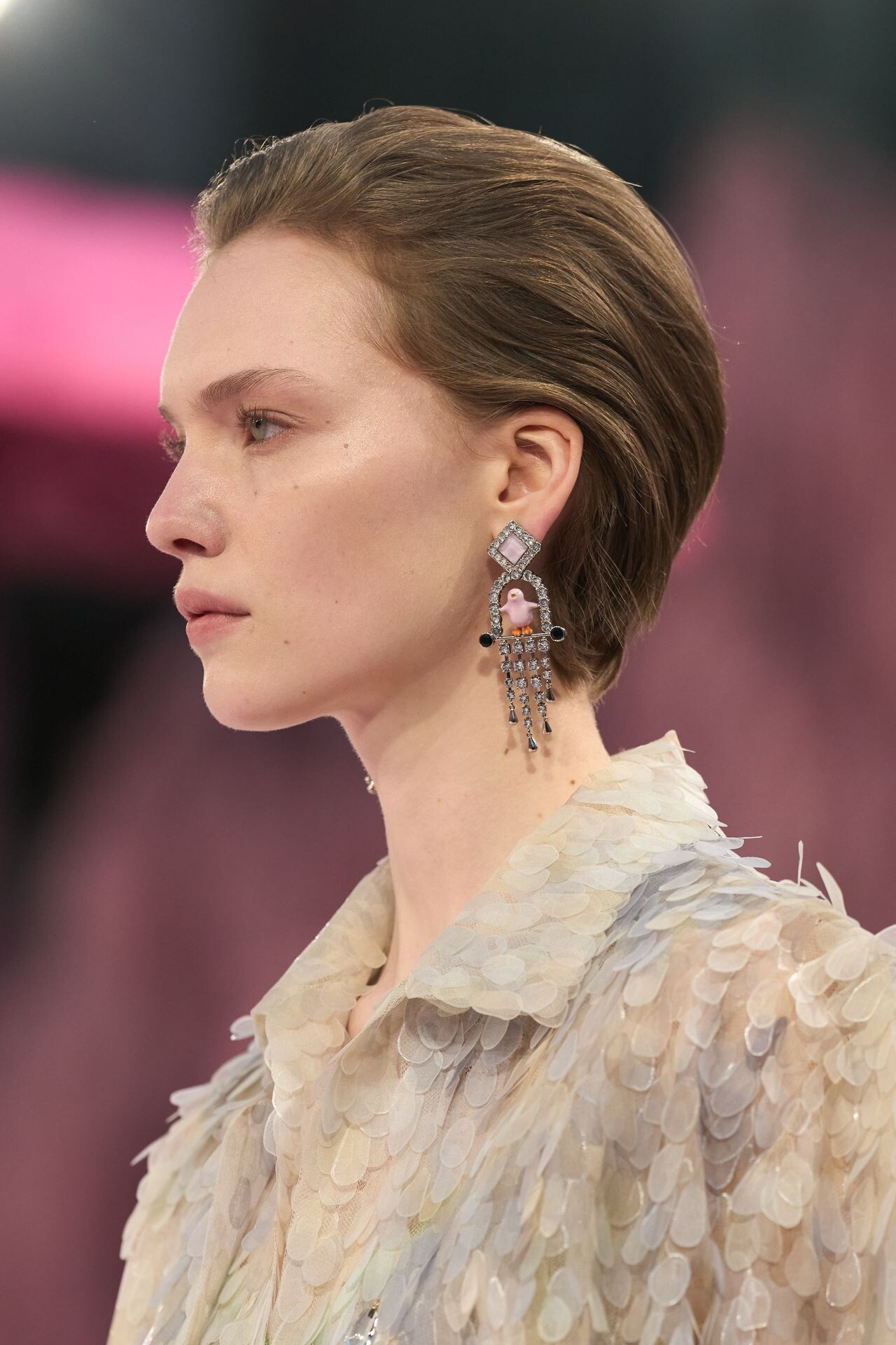 أقراط مرصعة من مجموعة Chanel