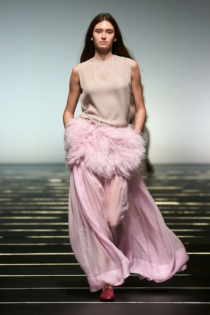إطلالة وردية من مجموعة Alberta Ferretti خريف وشتاء 2026-2027 في أسبوع دبي للموضة