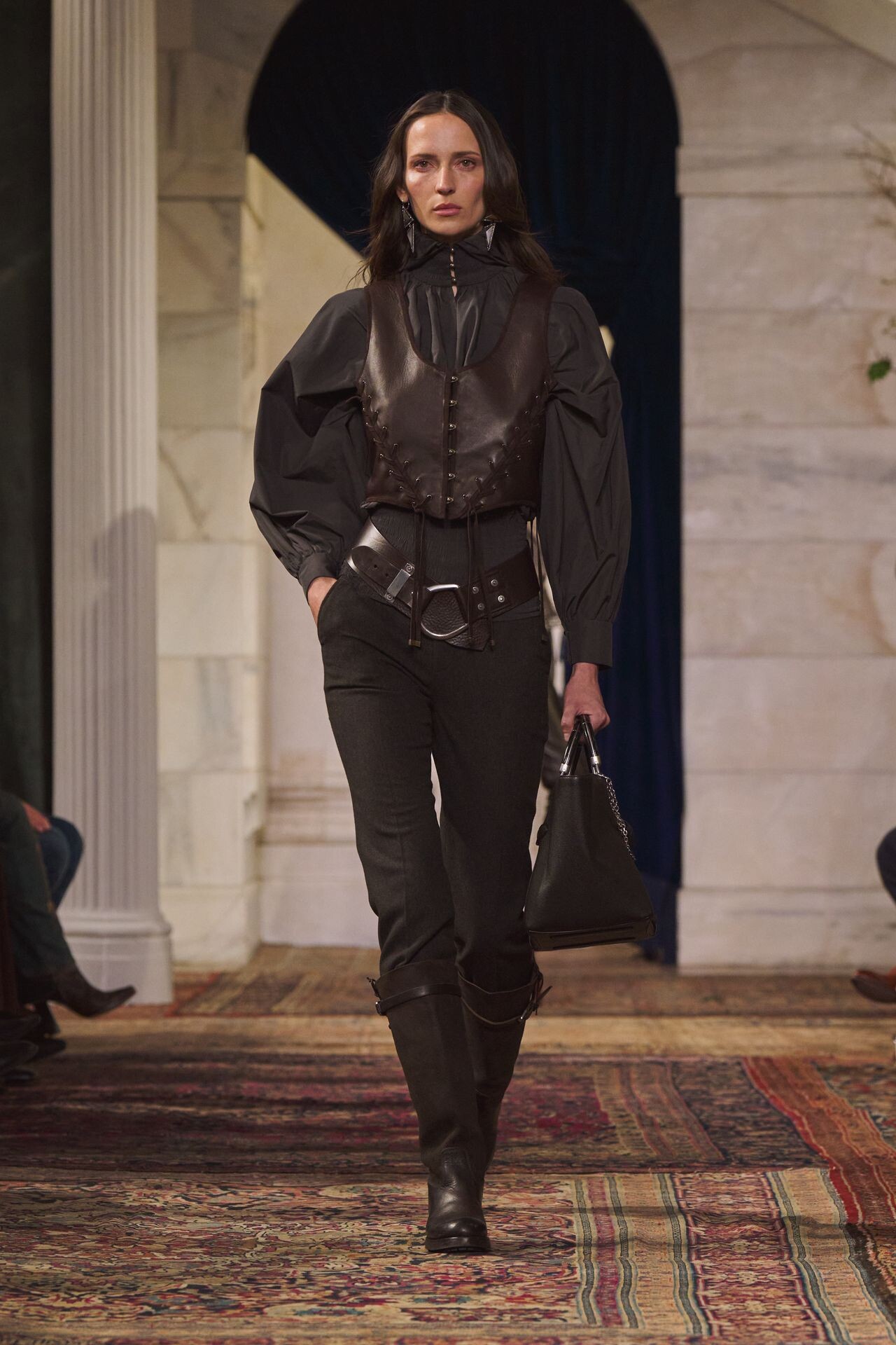 إطلالة مع بنطلون ضيق وإكسسوارات جلدية من مجموعة Ralph Lauren خريف وشتاء 2026-2027