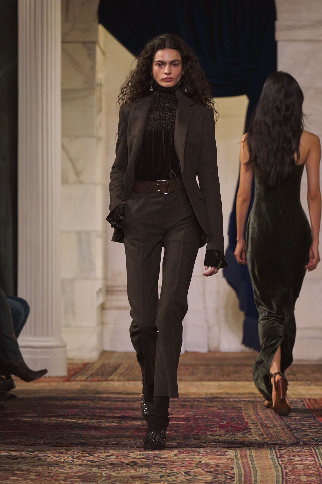 بدلة بنية مع بلوزة مخملية من مجموعة Ralph Lauren خريف وشتاء 2026-2027