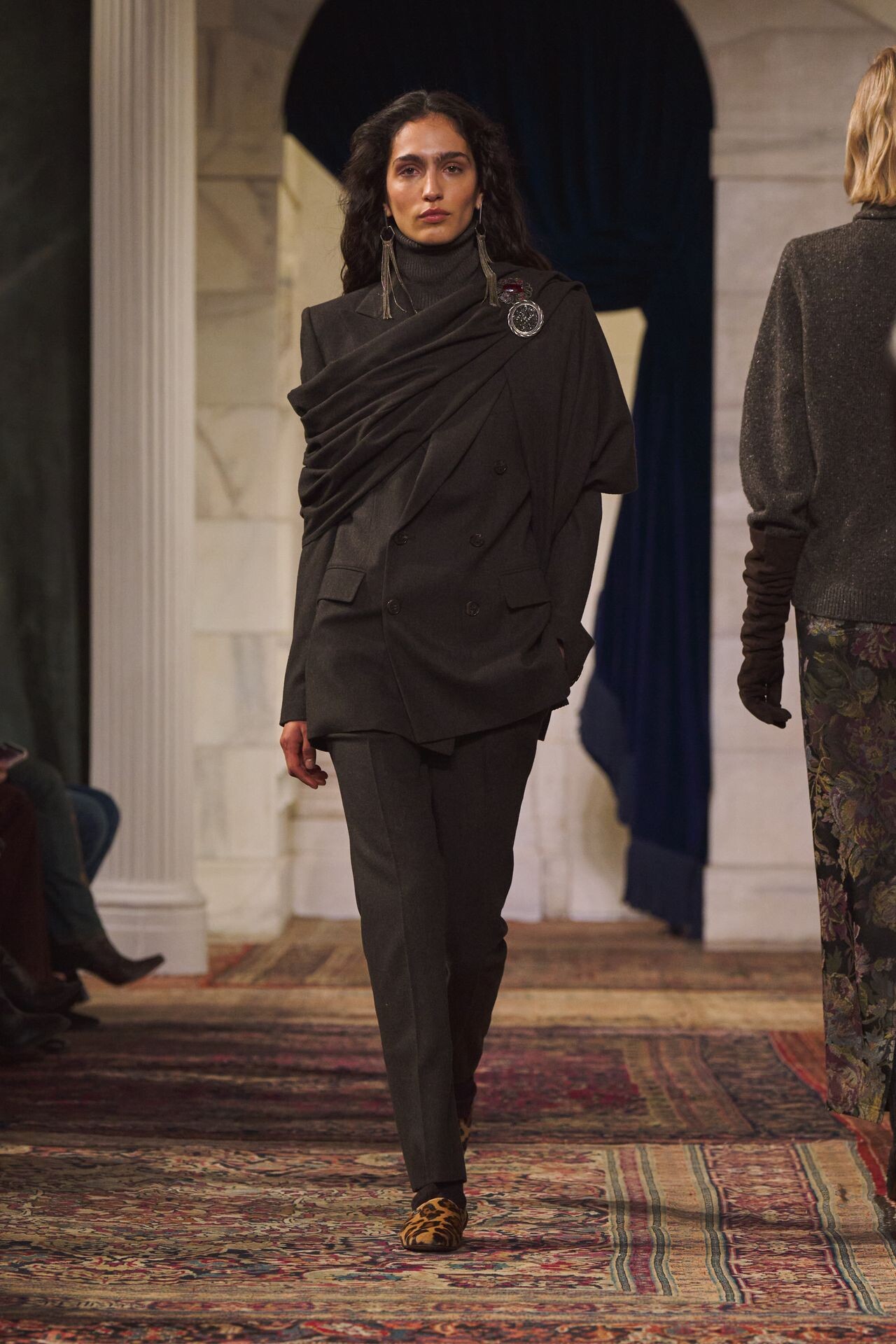 بدلة رسمية مع وشاح من مجموعة Ralph Lauren خريف وشتاء 2026-2027