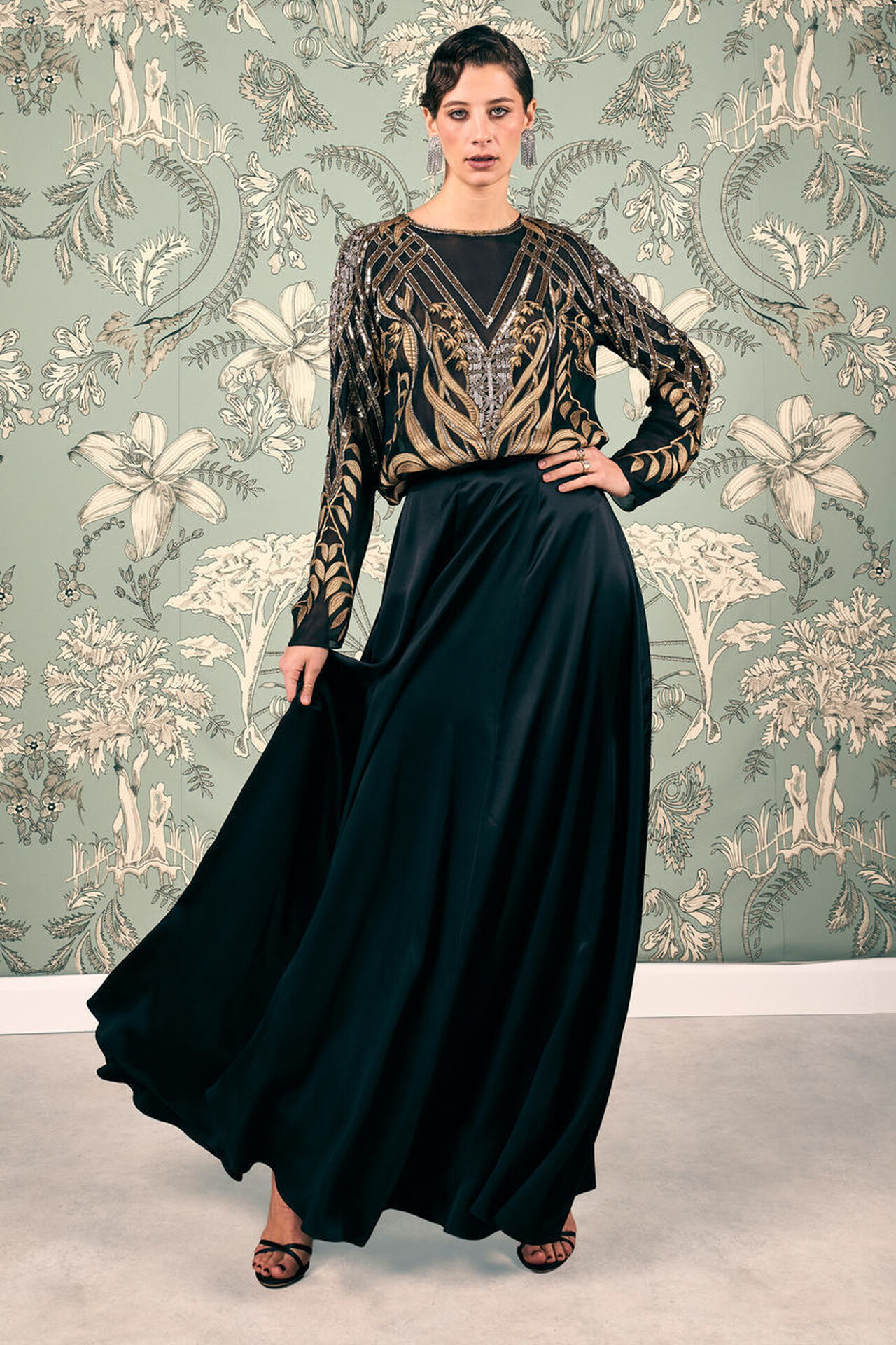 بلوزة مطرزة مع تنورة ساتان طويلة من Temperley London
