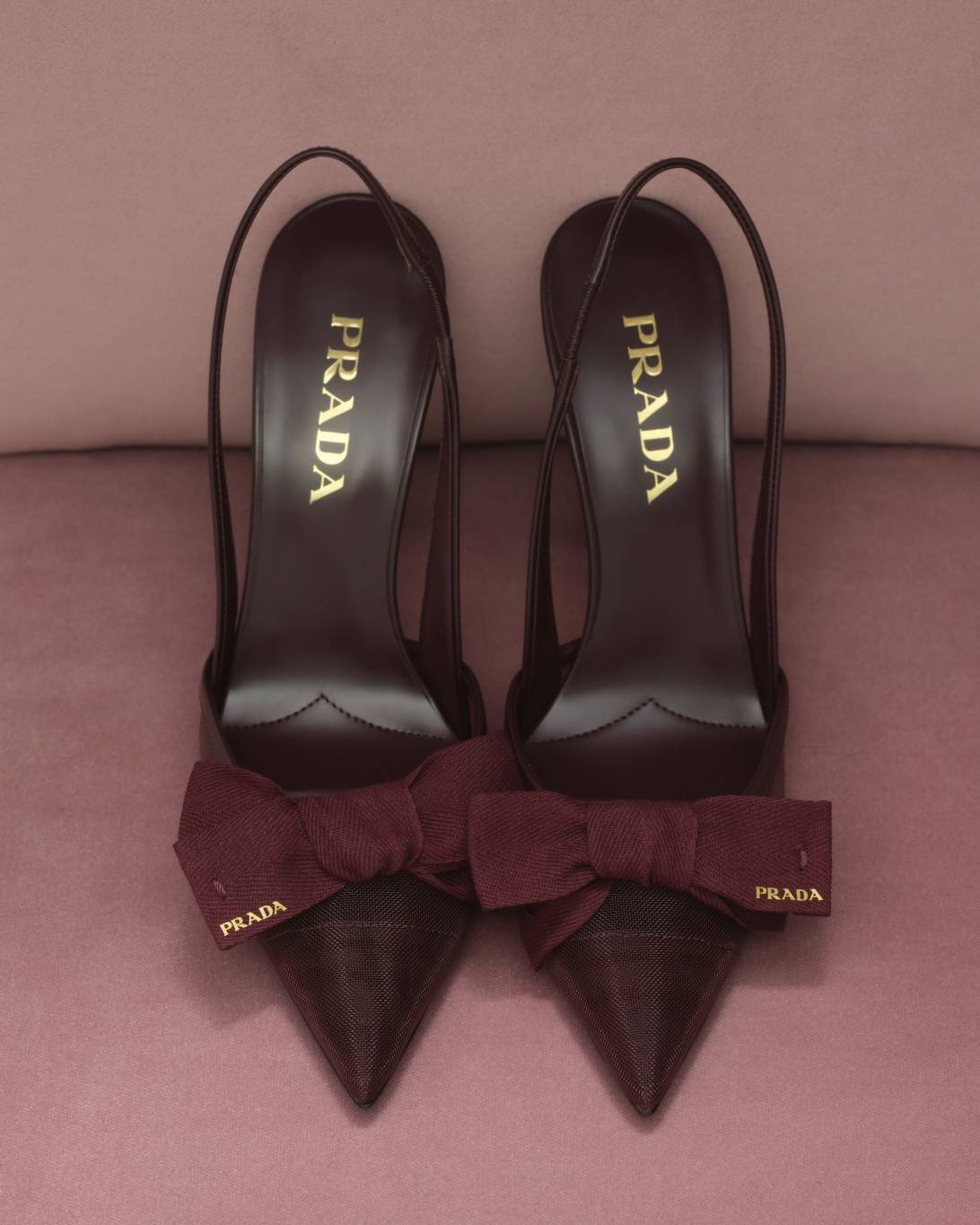 حذاء بني مزين بفيونكة من مجموعة Prada رمضان 2026