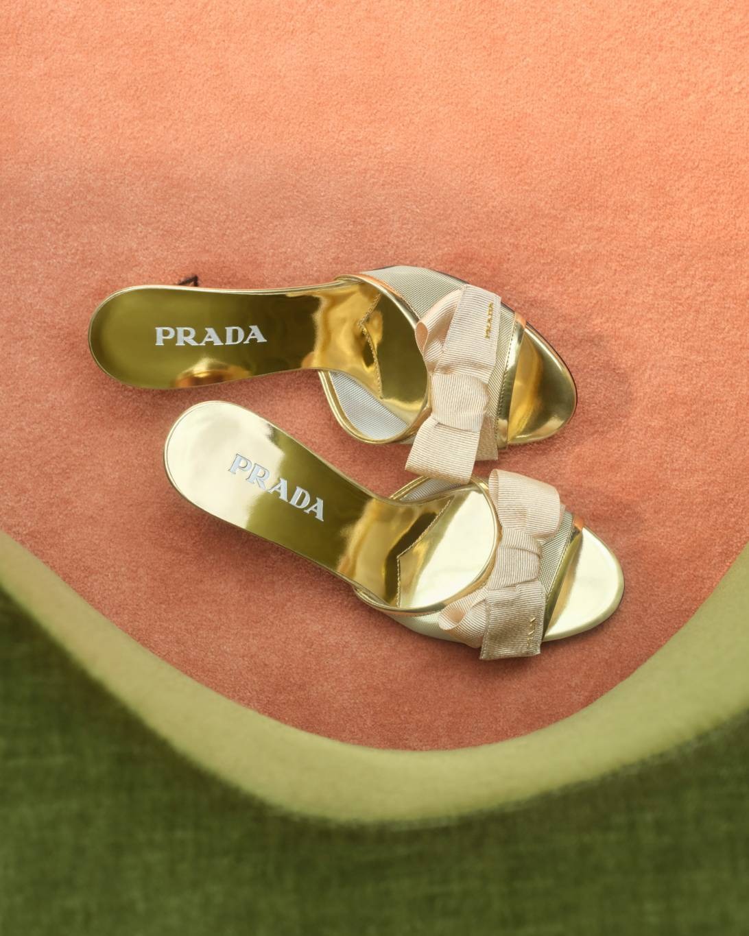 حذاء ذهبي من مجموعة Prada رمضان 2026