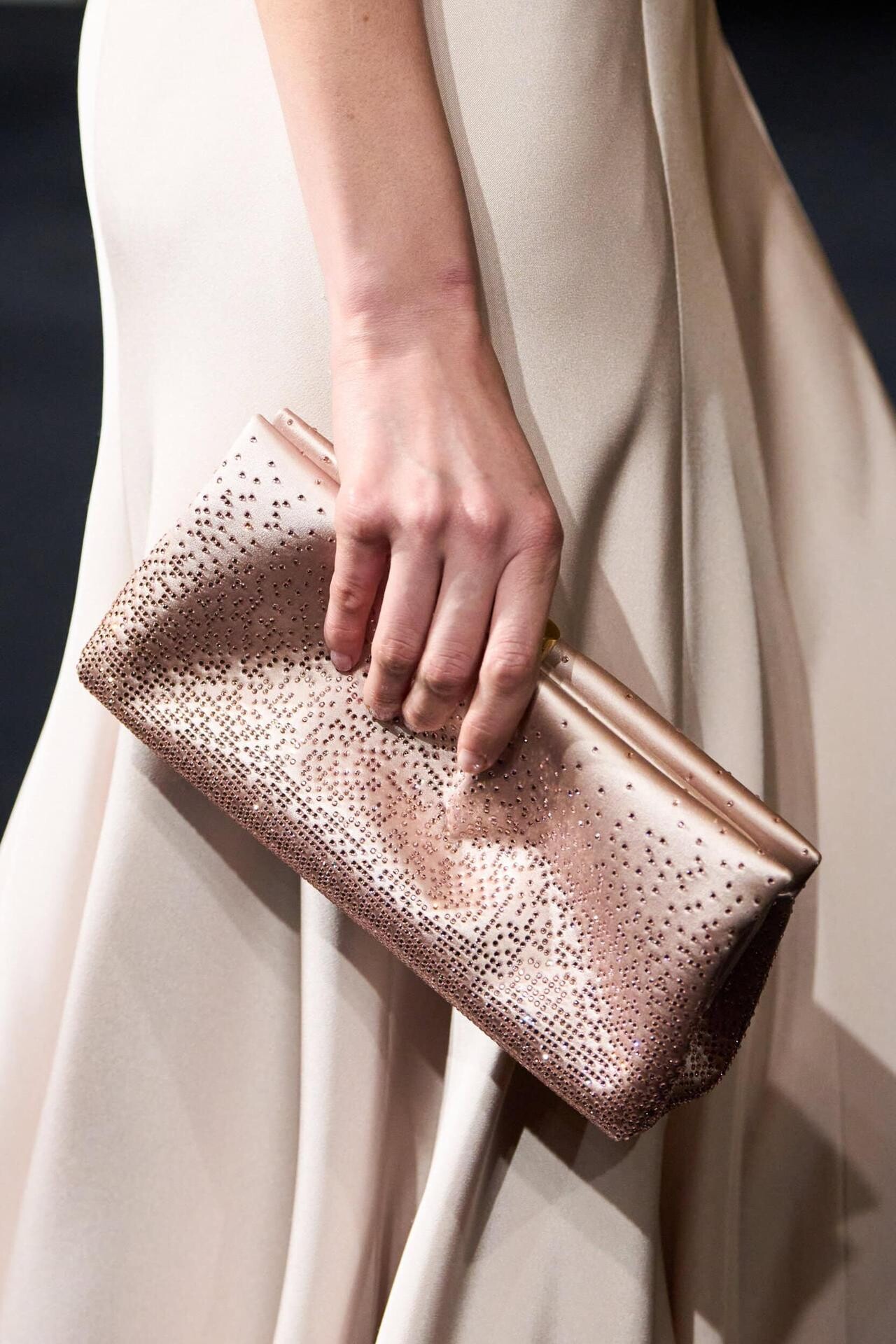حقيبة ذهبية لامعة من مجموعة Giorgio Armani Privé
