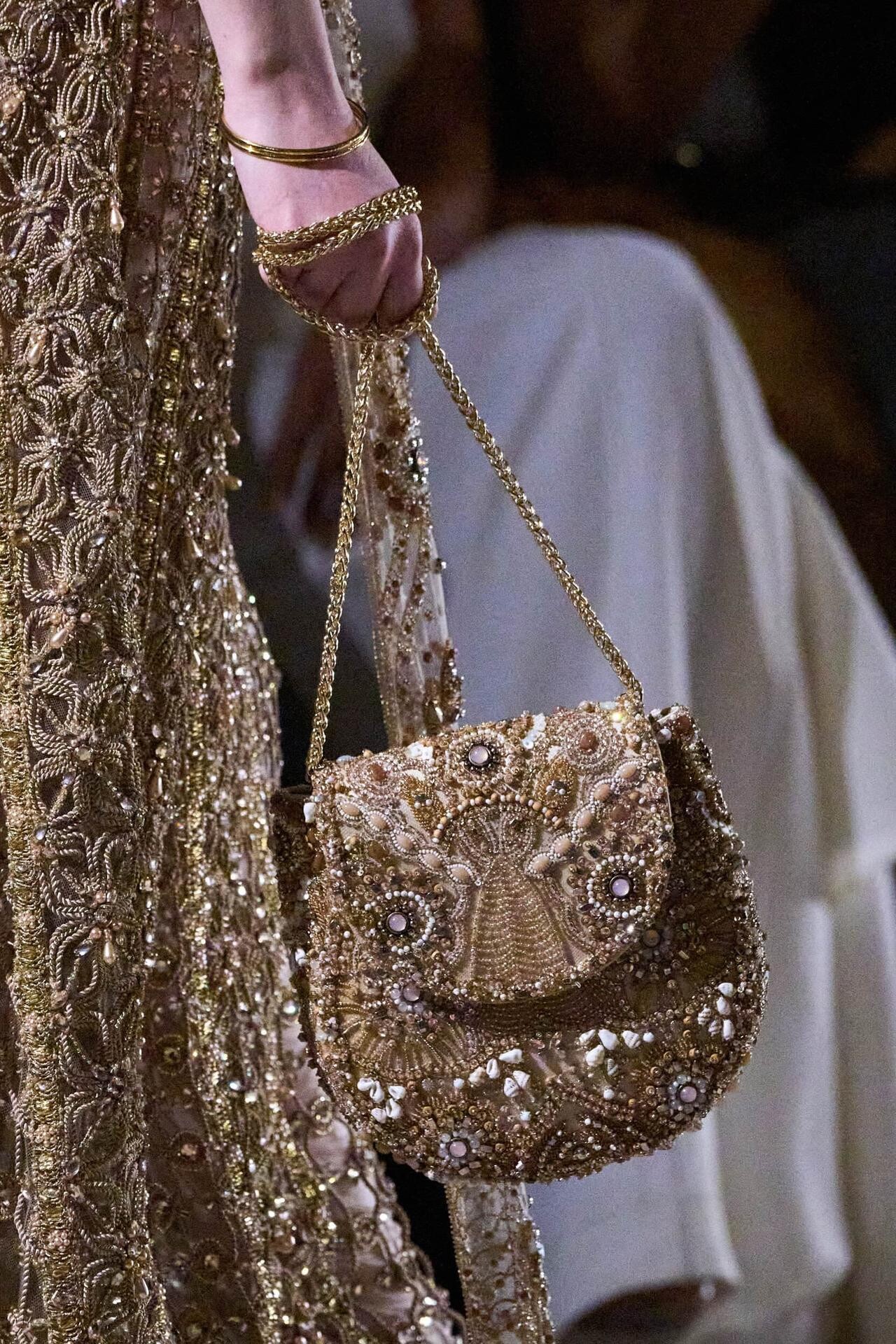 حقيبة مزينة بالخرز من مجموعة إيلي صعب
