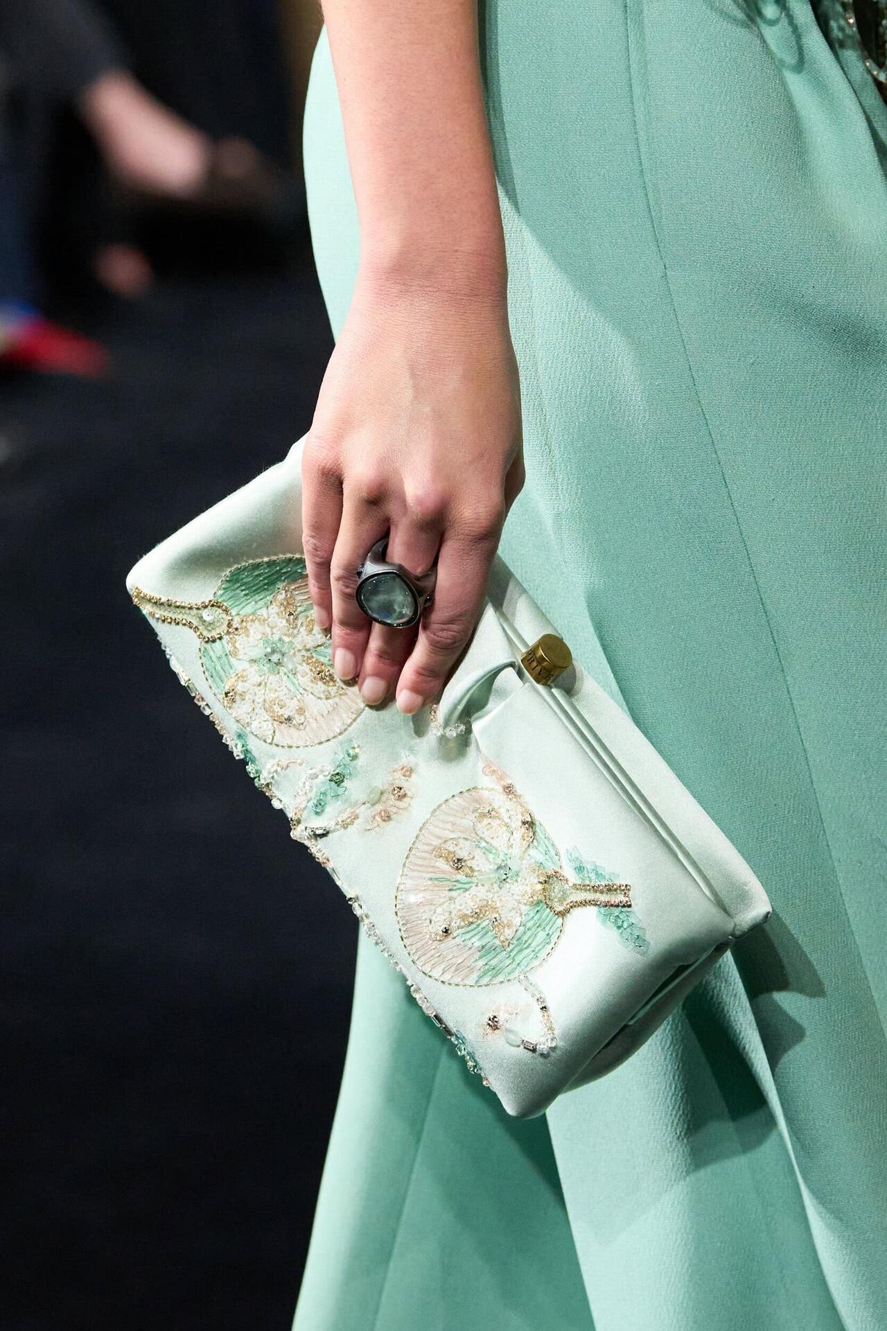 حقيبة مطرزة من مجموعة Giorgio Armani Privé