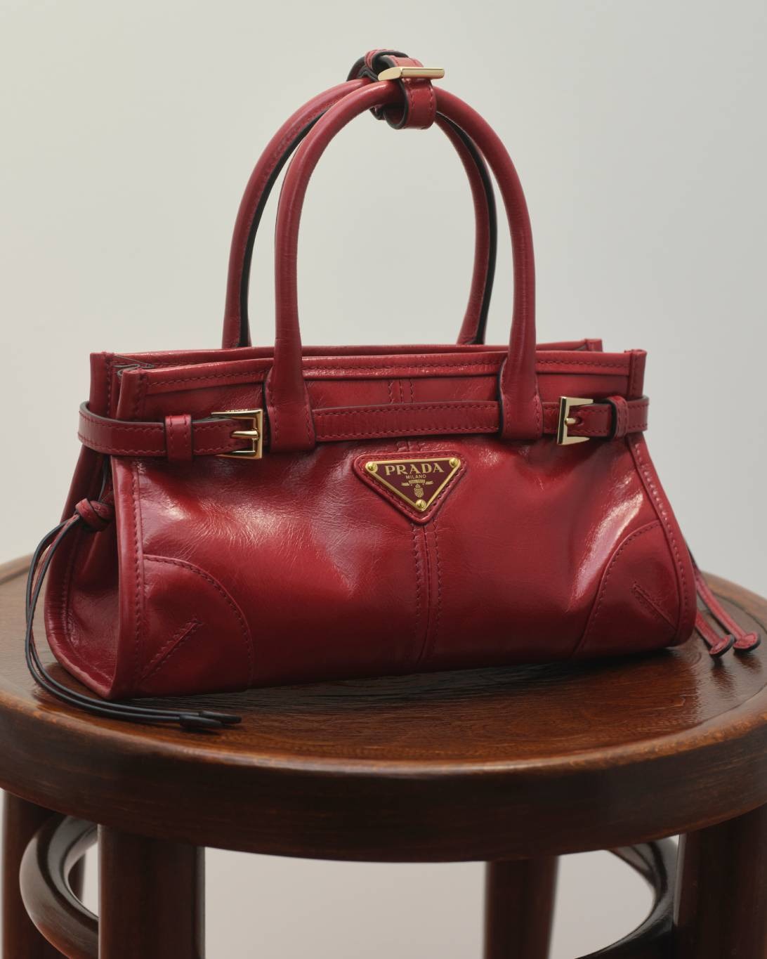 حقيبة Bonnie باللون الأحمر من مجموعة Prada رمضان 2026