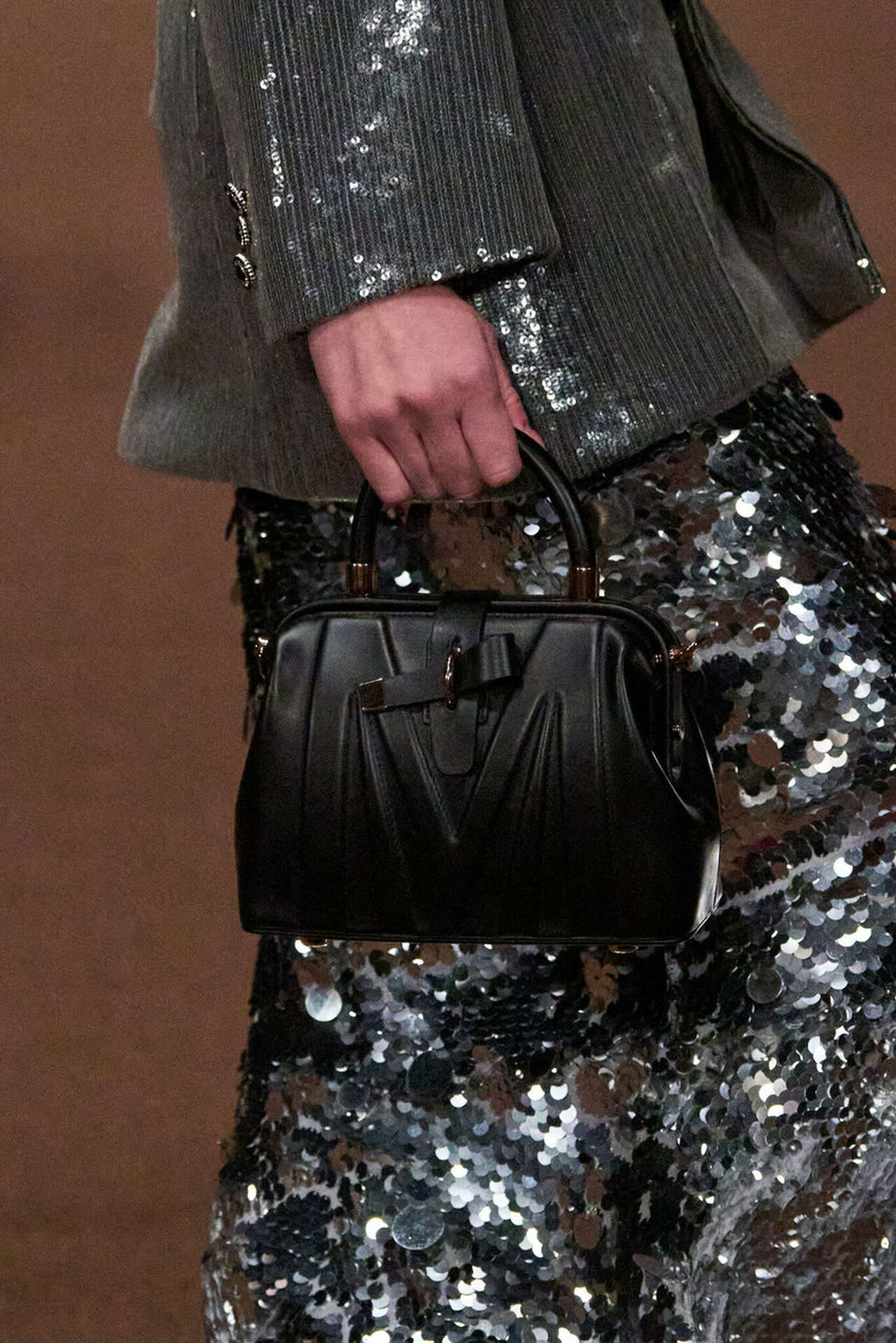 حقيبة يد جلدية من مجموعة Manish Malhotra