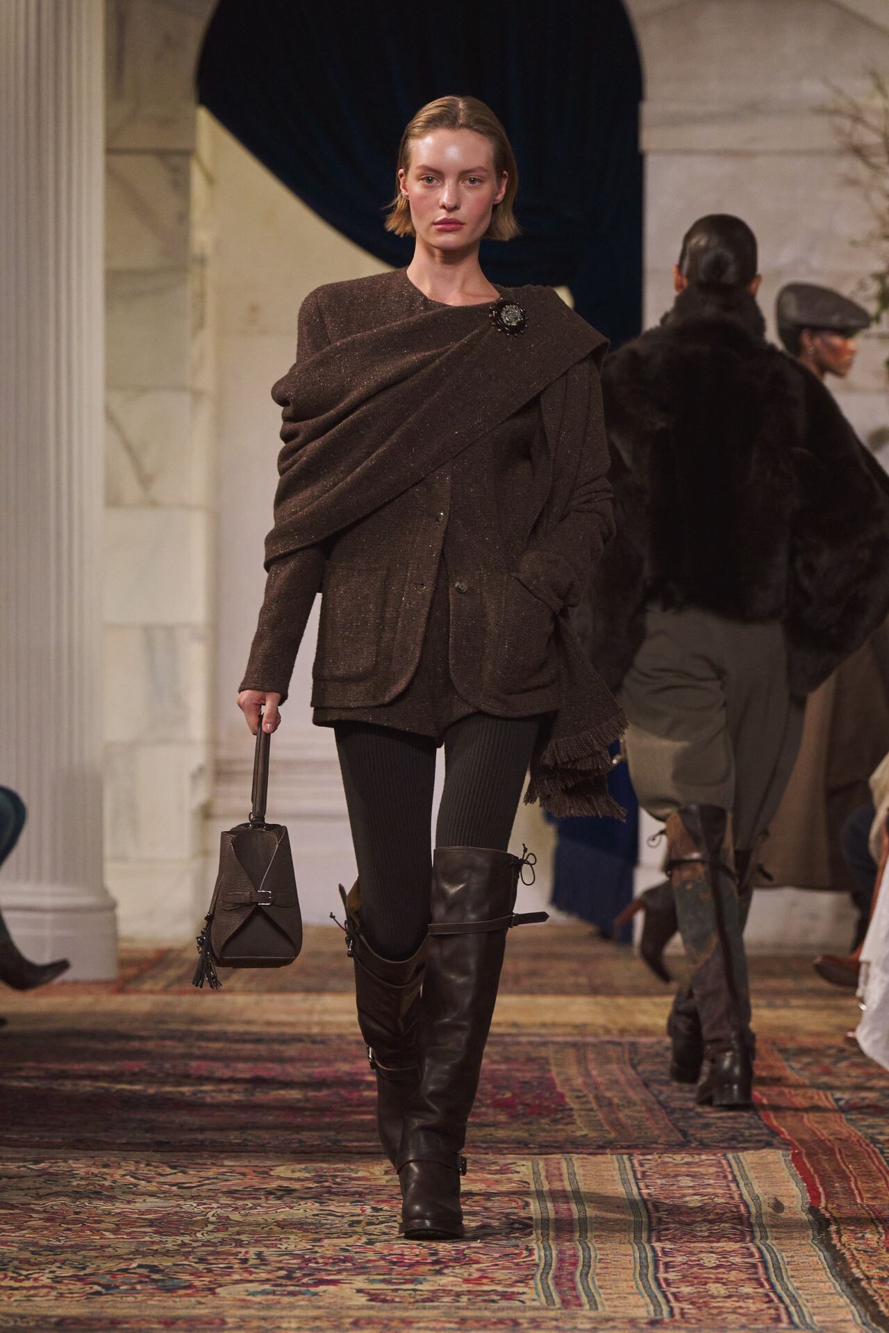 سترة طويلة مع بنطلون ضيق مضلع وشورت مع إكسسوارات جلدية من مجموعة Ralph Lauren خريف وشتاء 2026-2027
