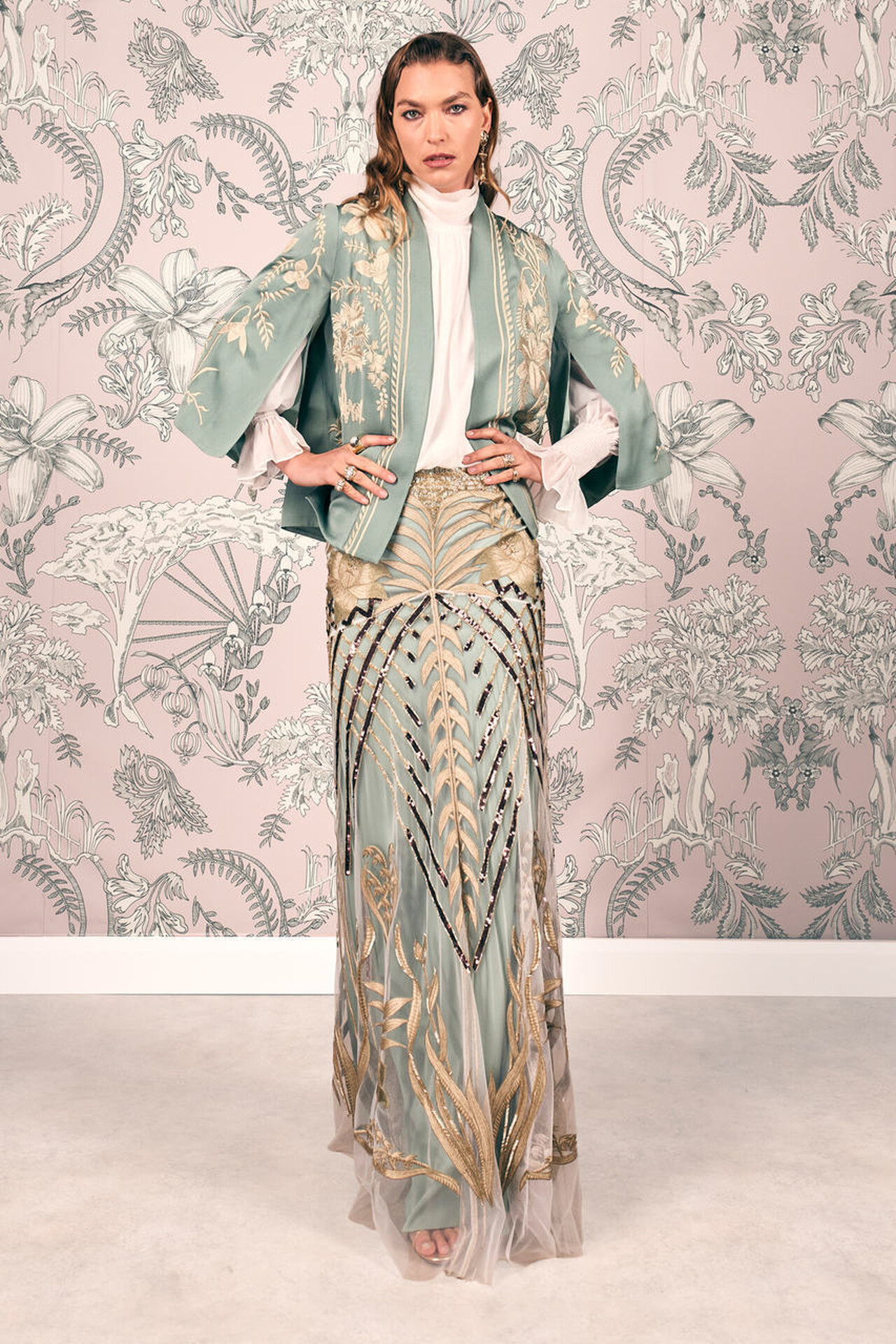سترة كاب مع تنورة مطرزة من مجموعة Temperley London خريف وشتاء 2026-2027