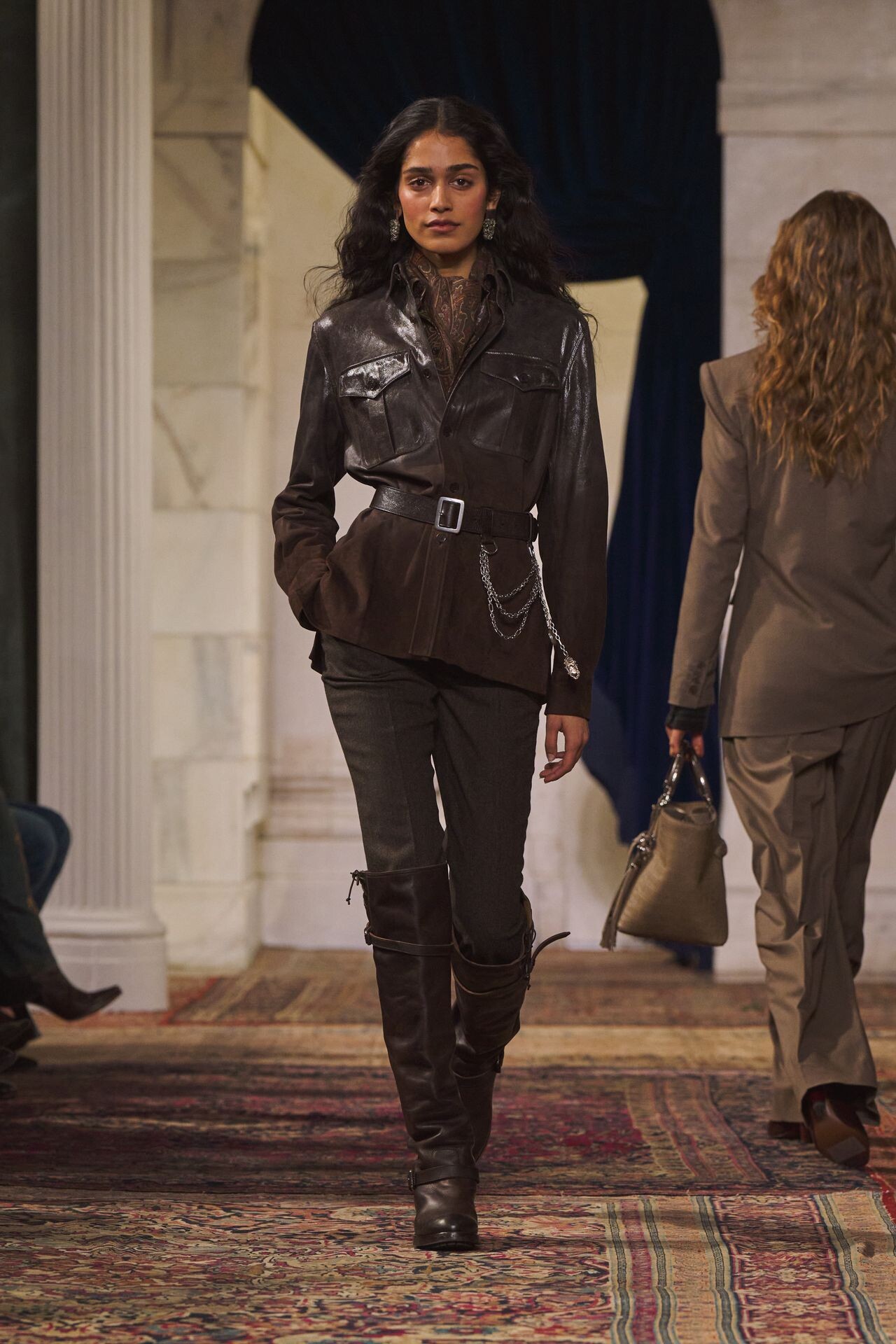 سترة متدرجة اللمعان مع بنطلون وبوت من مجموعة Ralph Lauren خريف وشتاء 2026-2027
