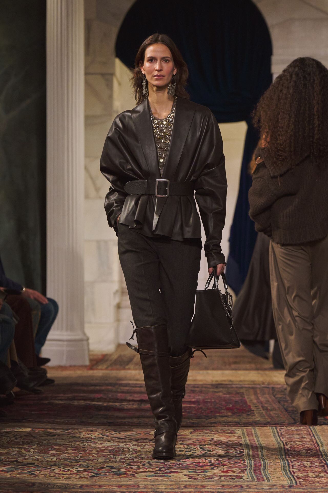 طقم بني مع توب لامع من مجموعة Ralph Lauren خريف وشتاء 2026-2027