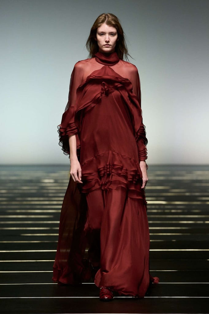 فستان حرير أحمر من مجموعة Alberta Ferretti خريف وشتاء 2026-2027 في أسبوع دبي للموضة