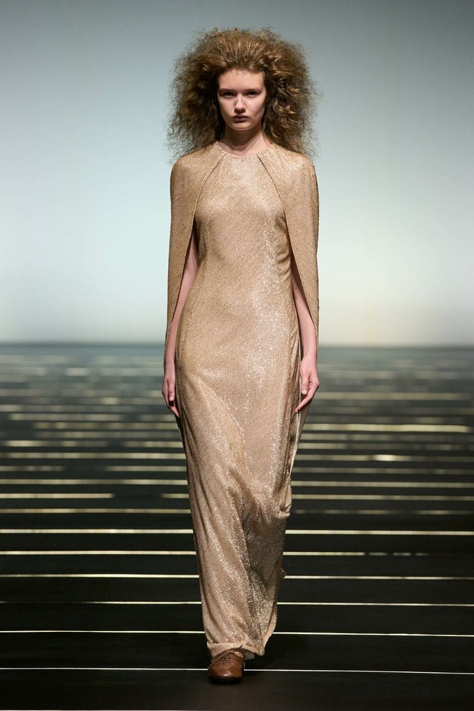 فستان ذهبي كاب من مجموعة Alberta Ferretti خريف وشتاء 2026-2027 في أسبوع دبي للموضة
