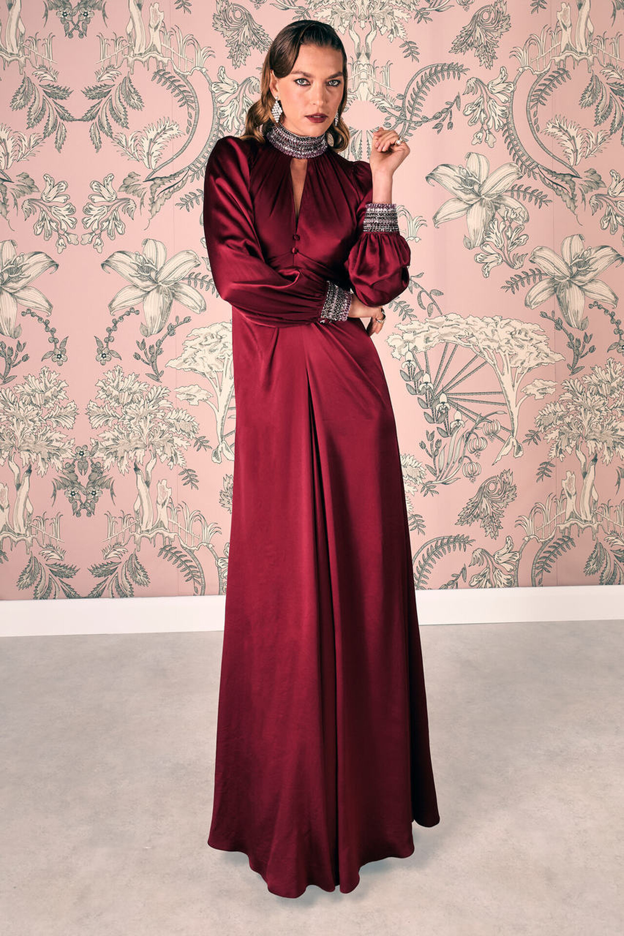 فستان ساتان أحمر من مجموعة Temperley London خريف وشتاء 2026-2027