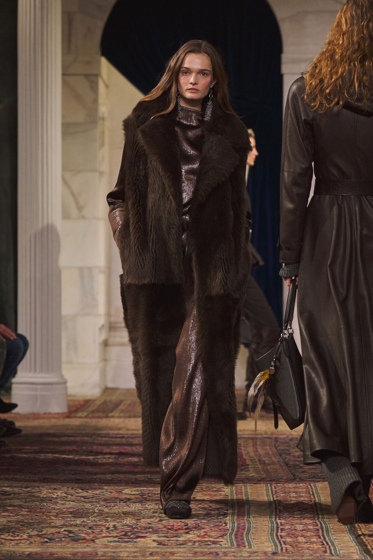 فستان لامع مع معطف من مجموعة Ralph Lauren خريف وشتاء 2026-2027