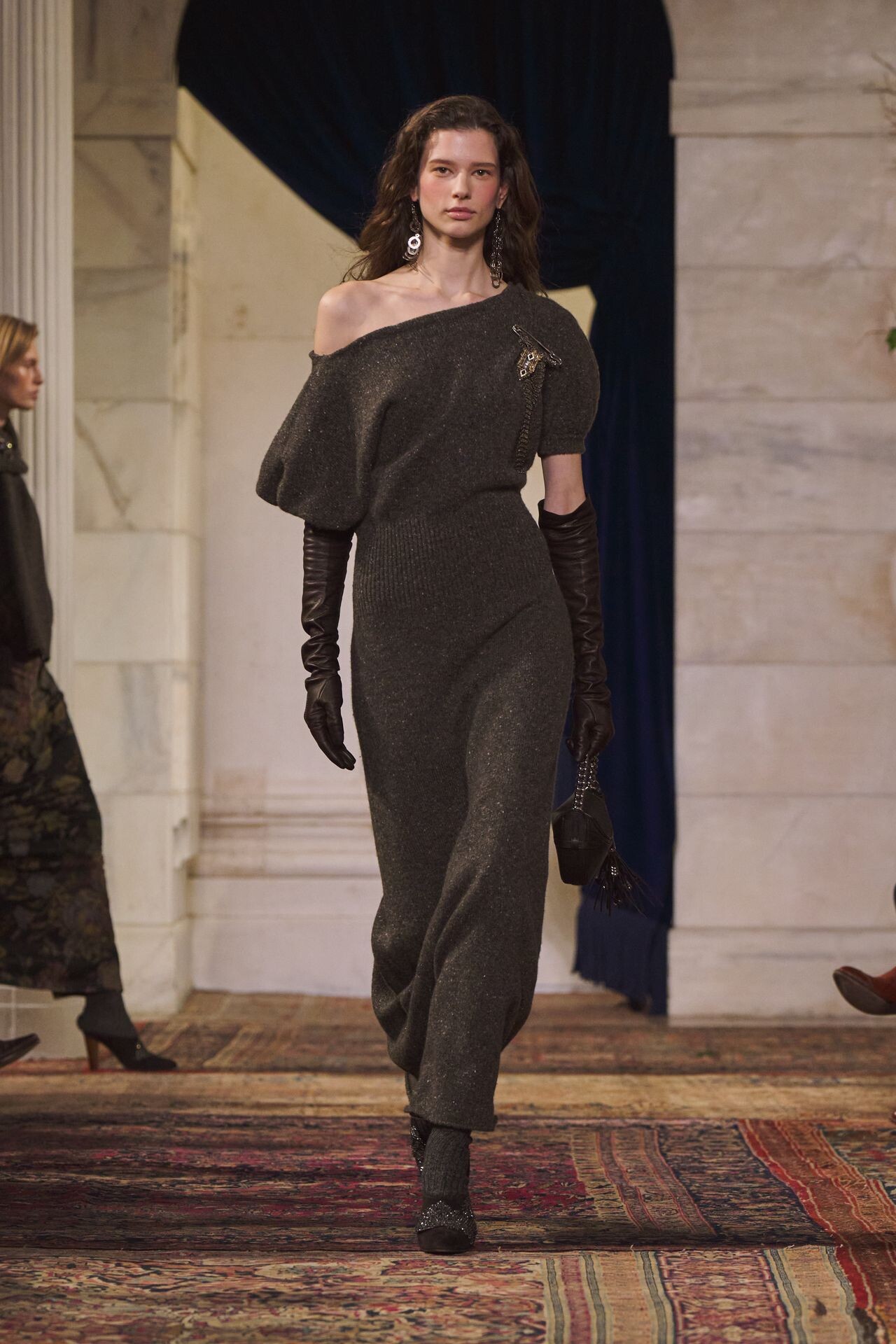 فستان محبوك أوف وشولدر مع إكسسوارات جلدية من مجموعة Ralph Lauren خريف وشتاء 2026-2027