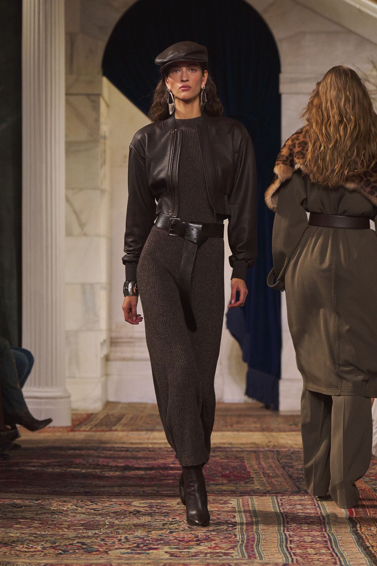 فستان محبوك مع سترة جلد من مجموعة Ralph Lauren خريف وشتاء 2026-2027