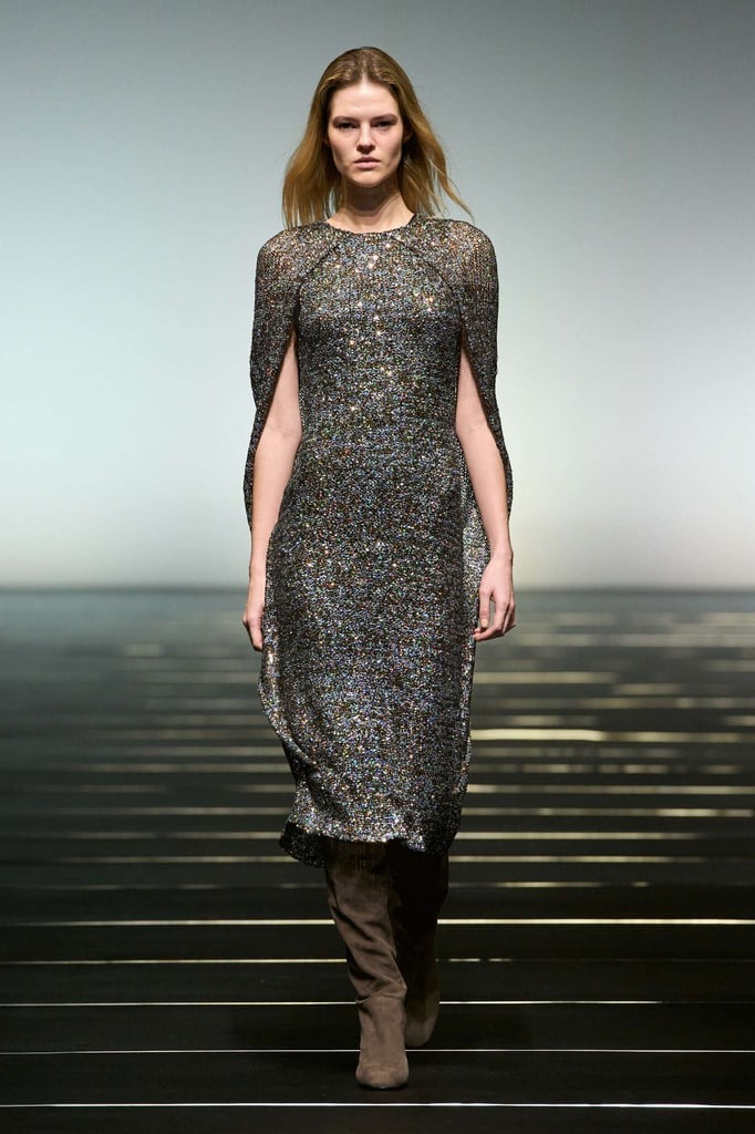 فستان محبوك لامع من مجموعة Alberta Ferretti خريف وشتاء 2026-2027 في أسبوع دبي للموضة