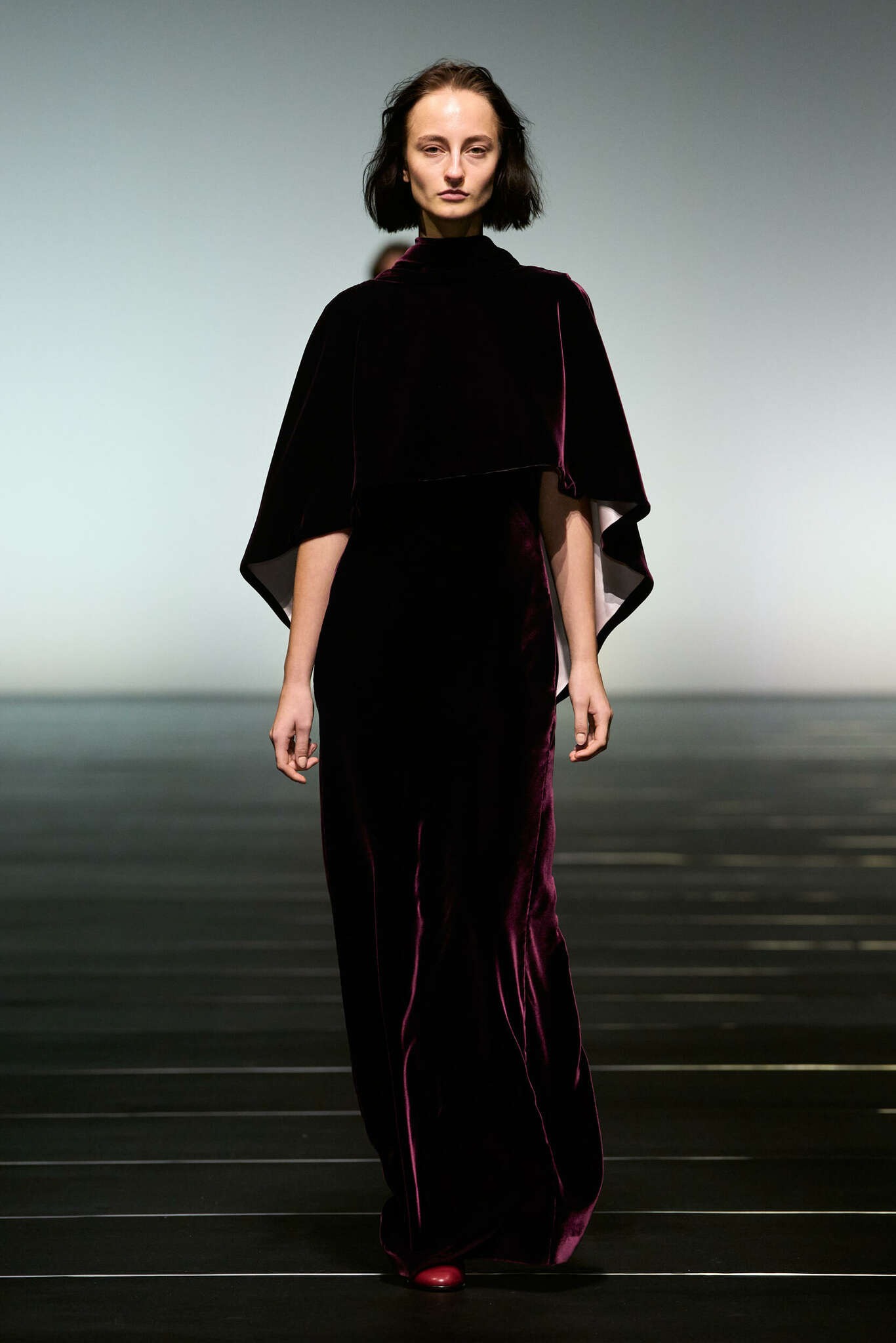 فستان مخملي أحمر من مجموعة Alberta Ferretti خريف وشتاء 2026-2027 في أسبوع دبي للموضة