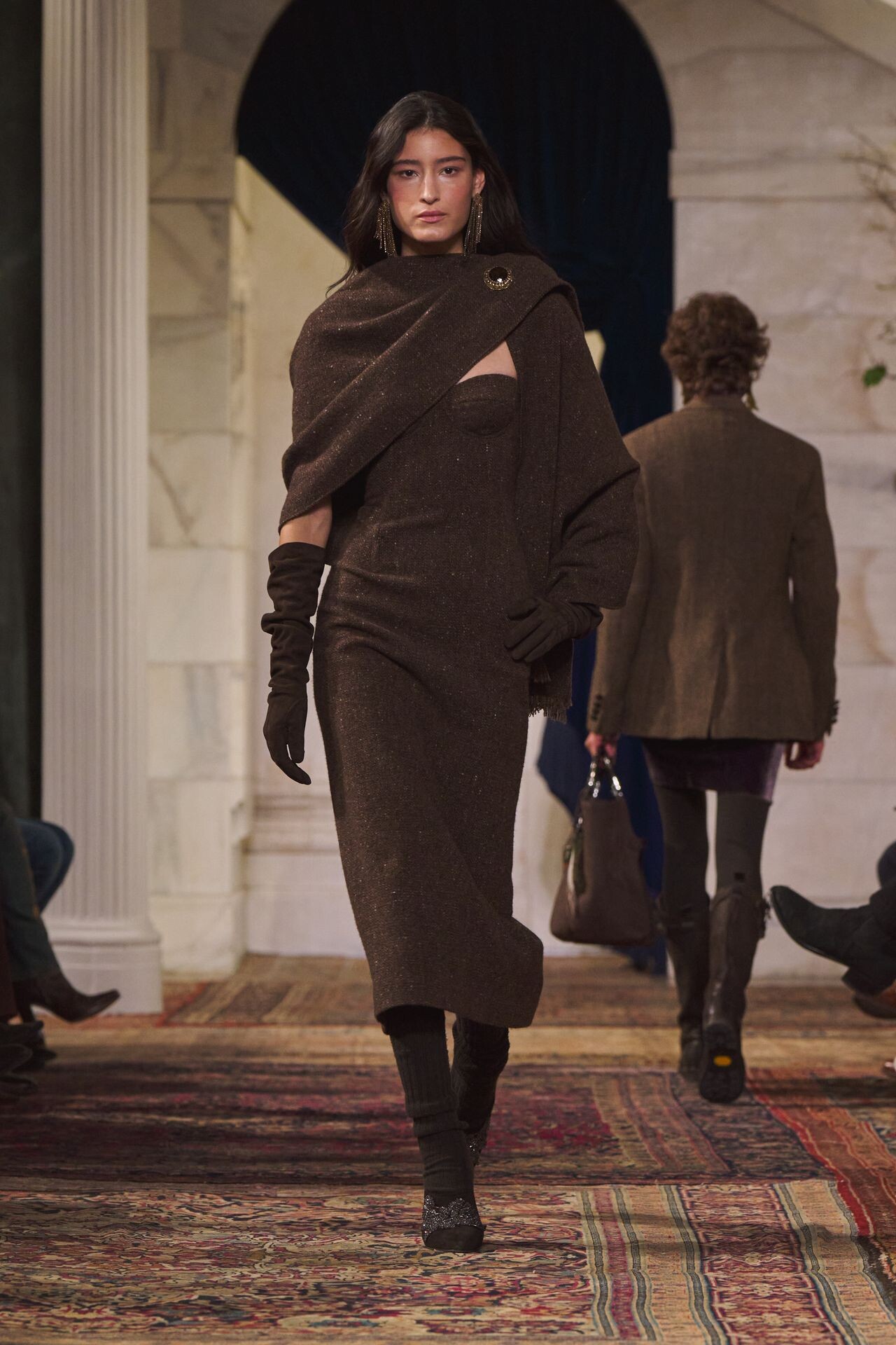 فستان مع وشاح وقفازات من مجموعة Ralph Lauren خريف وشتاء 2026-2027