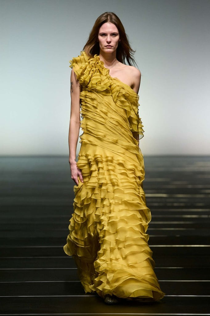 فستان مكشكش من مجموعة Alberta Ferretti خريف وشتاء 2026-2027 في أسبوع دبي للموضة